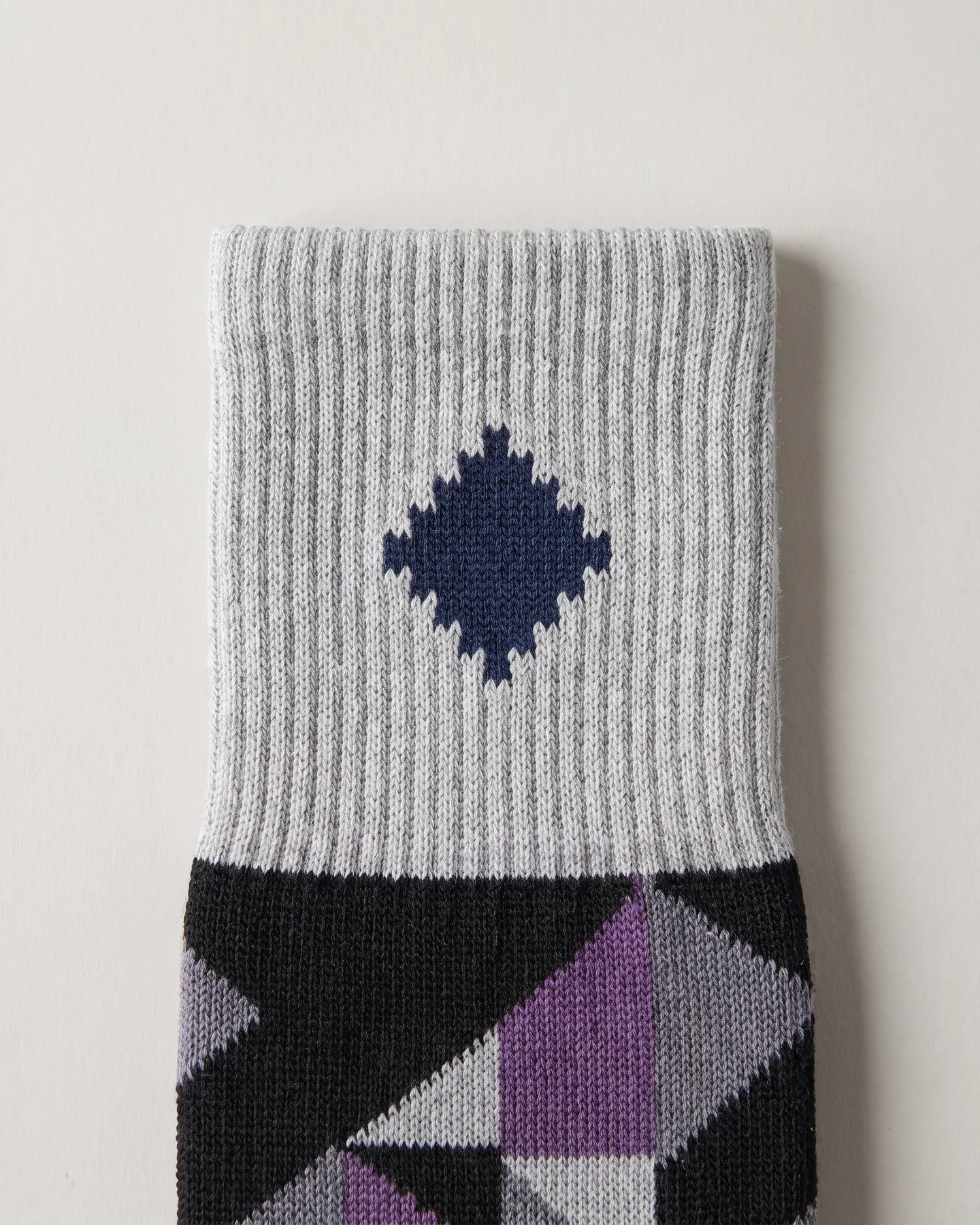 Revers d’une chaussette haute avec un logo tissé