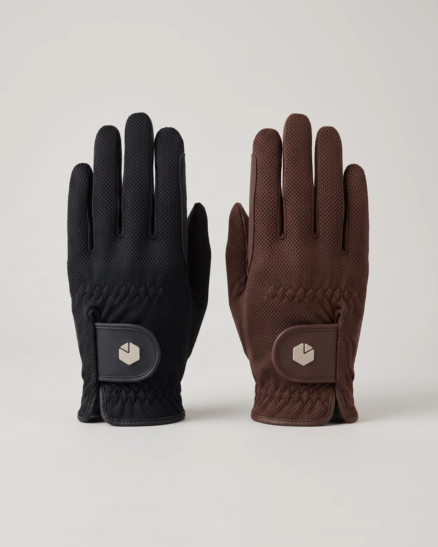 Deux paires de gants d’équitation, noirs et marron