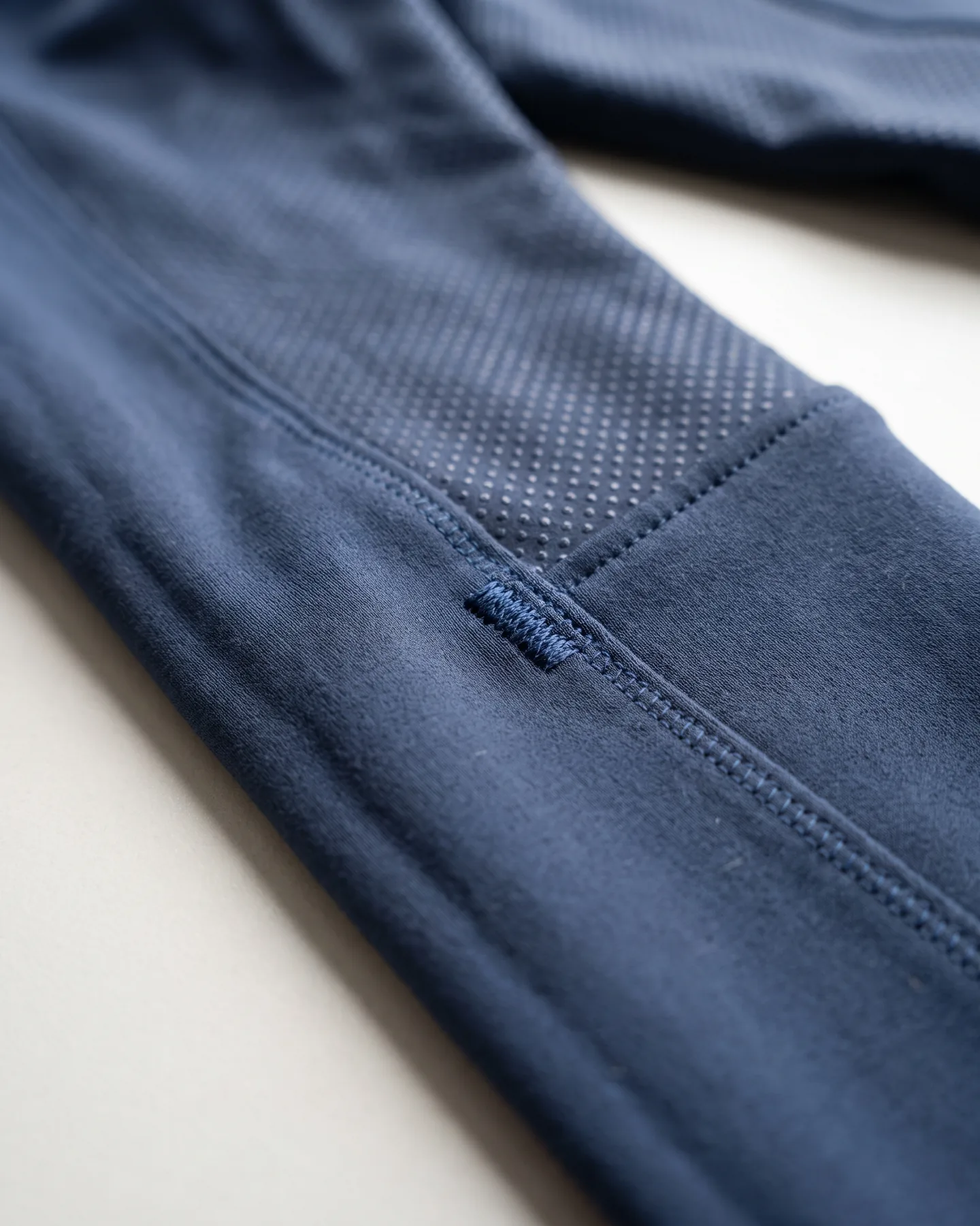 Coutures d’assemblage d’un pantalon d’équitation, vues de près