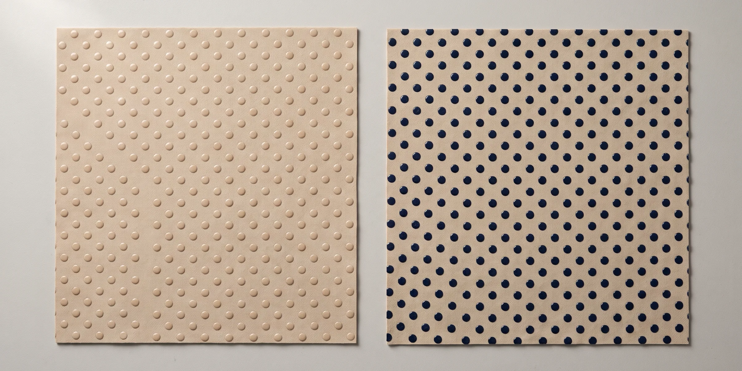 Deux échantillons de tissu sable avec grip à petits points : silicone sable ton sur ton à gauche, silicone bleu nuit contrasté à droite