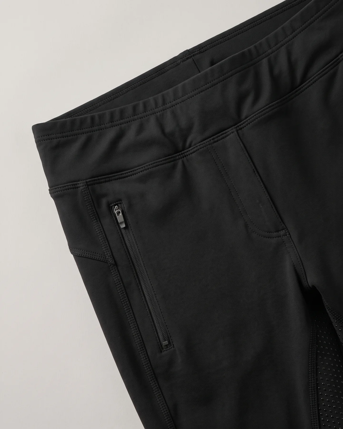 Ceinture élastiquée d’un legging d’équitation noir à enfiler et poche zippée sur la cuisse