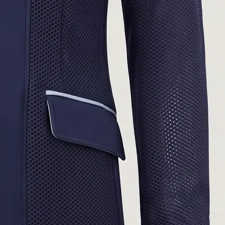 Rabat de poche bordé d’un passepoil clair sur une veste de concours marine en mesh