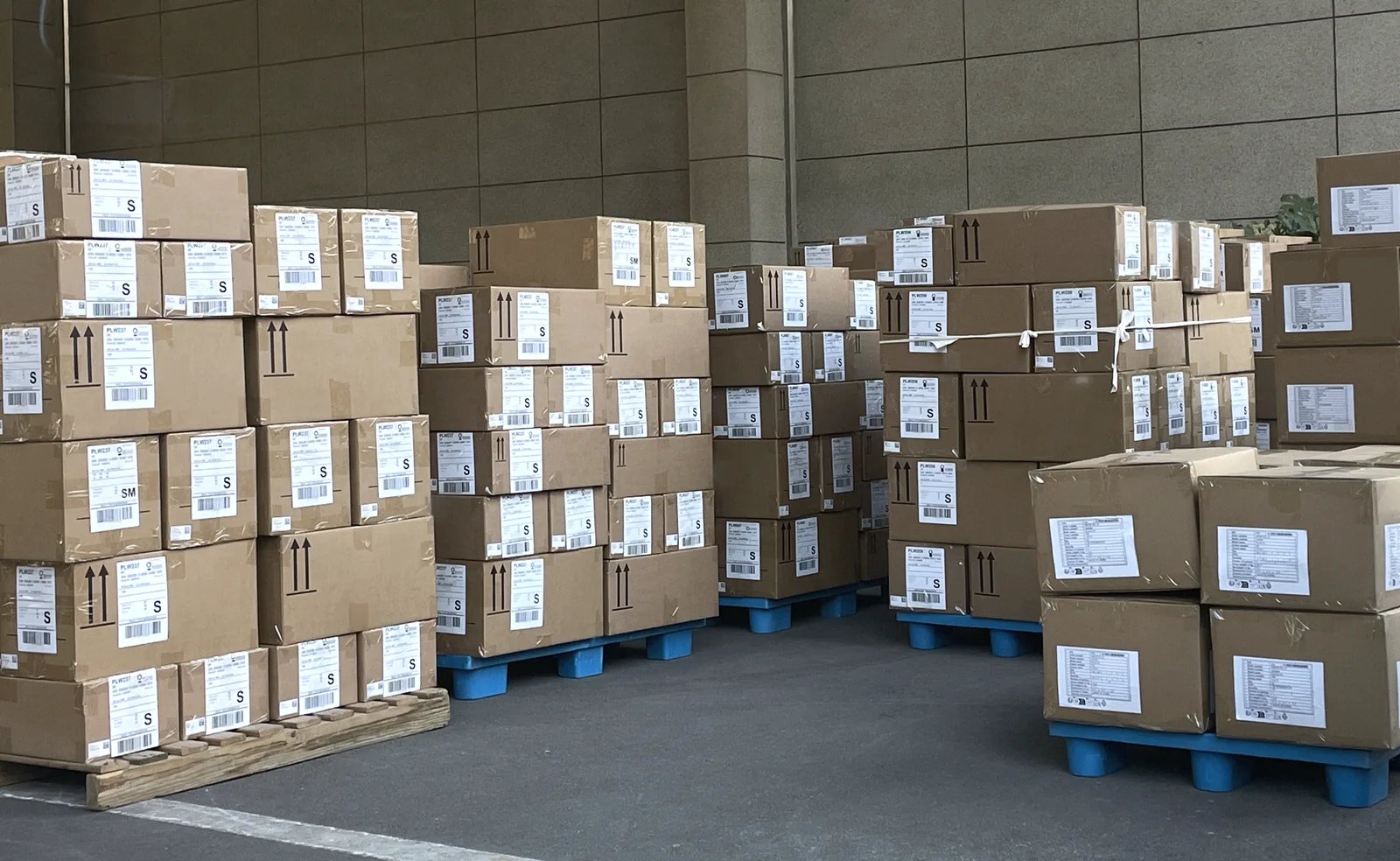 Cartons d’expédition fermés et empilés à l’atelier