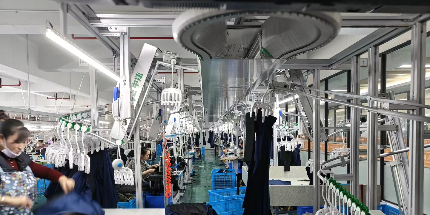 Atelier de couture : postes alignés le long du convoyeur suspendu