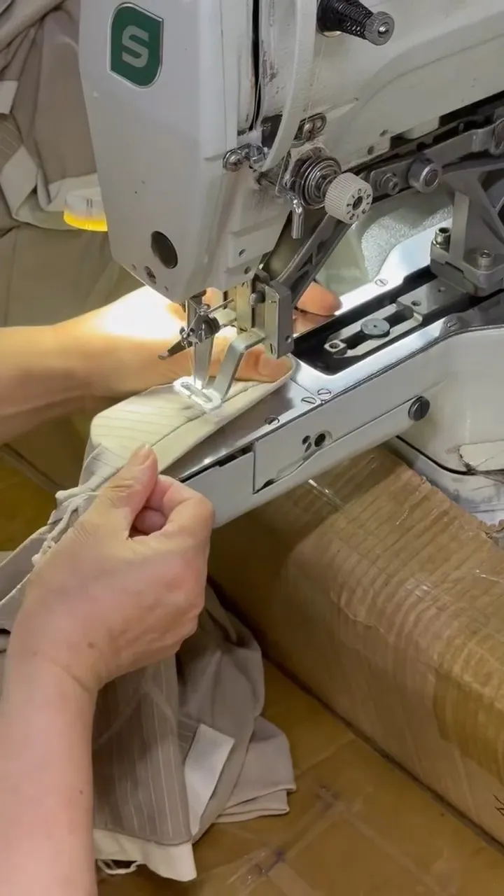 Points d’arrêt cousus sur la ceinture et un passant de pantalon