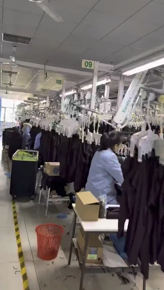 Poste de couture sous le convoyeur suspendu