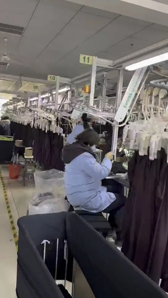 Poste de couture avec sa machine à coudre et des pièces en cours