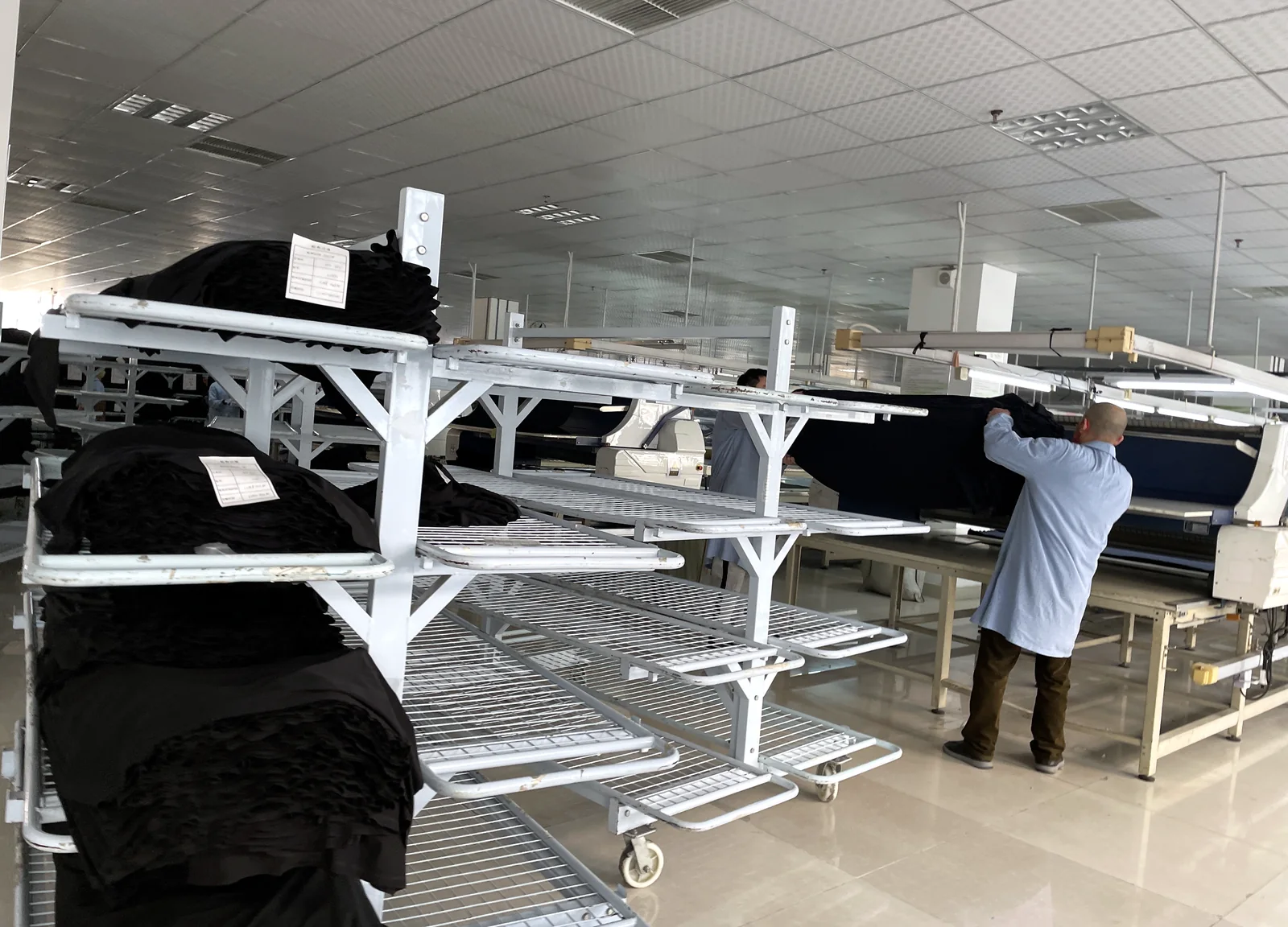 Tissu préparé sur une table avant la coupe