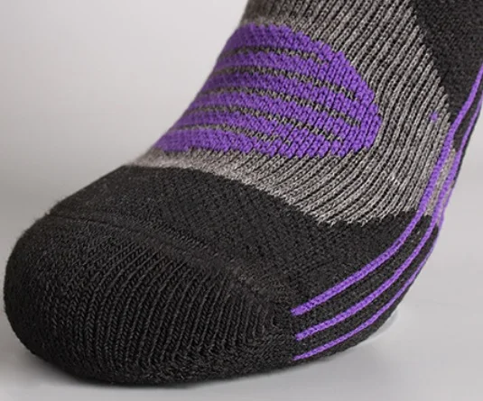 Pointe renforcée noire d’une chaussette d’équitation à motif violet