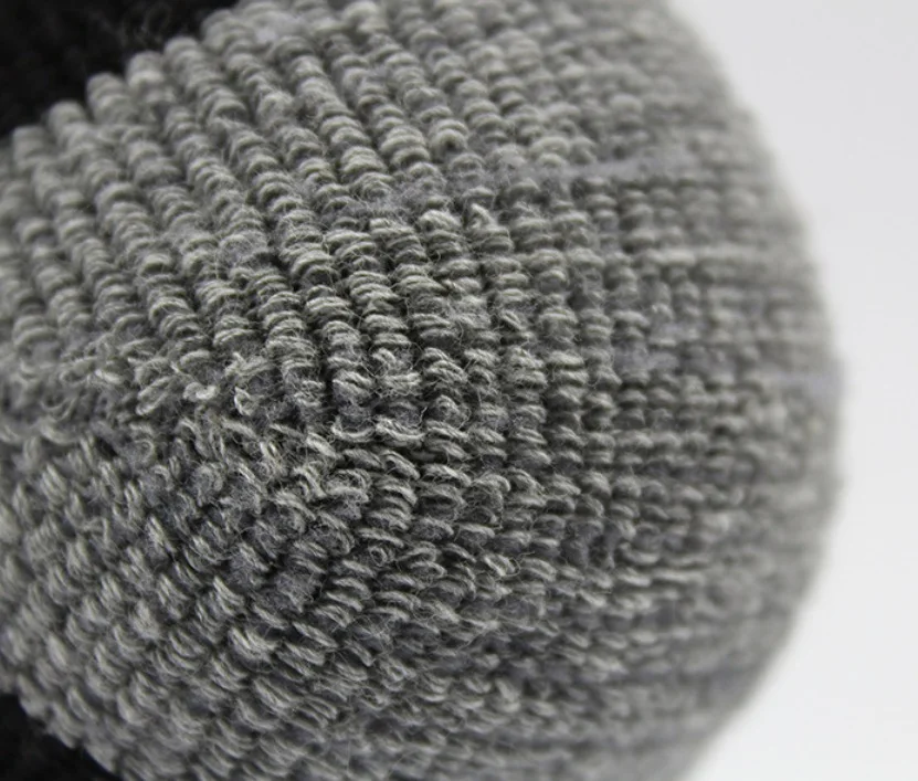 Bouclette grise à l’intérieur du pied d’une chaussette d’équitation