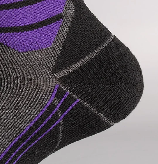 Talon renforcé noir d’une chaussette d’équitation, jambe grise et violette