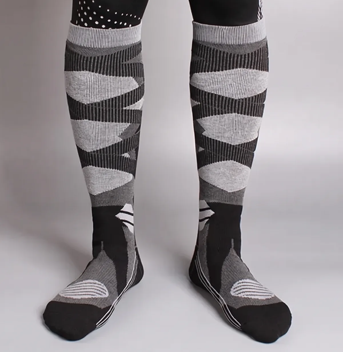 Chaussettes d’équitation hautes à jacquard gris et noir, portées