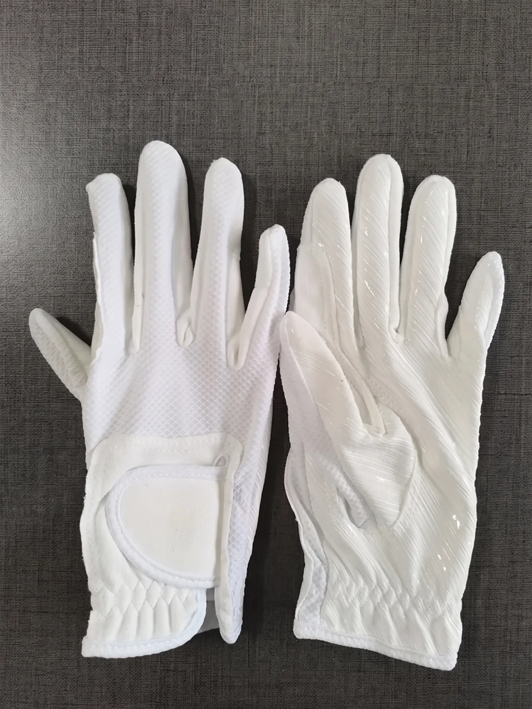 Paire de gants d’équitation blancs, dos en maille et patte de serrage au poignet