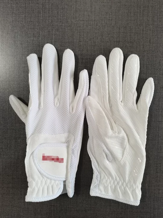 Gants blancs posés à plat, paume vers le haut