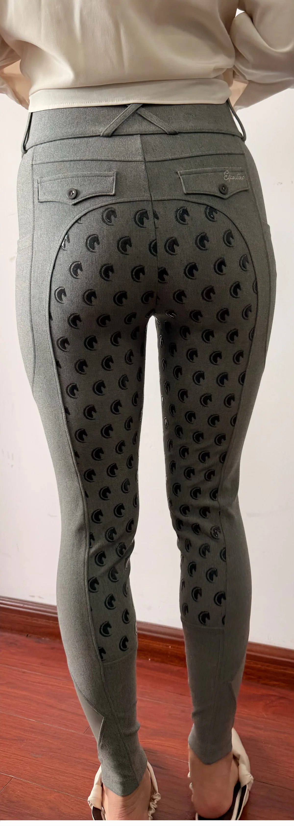 Échantillon de pantalon d’équitation gris porté, vu de dos, grip sur l’assise et les genoux