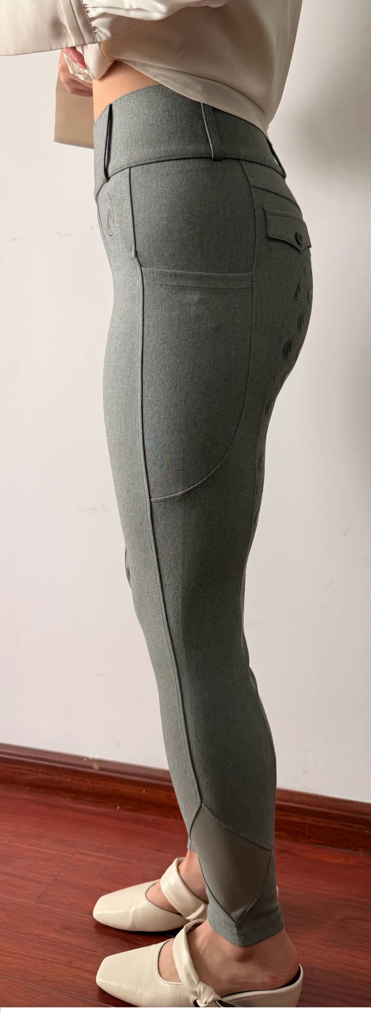 Échantillon de pantalon d’équitation gris porté, vu de profil