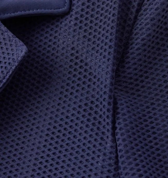 Mesh marine d’une veste de concours en gros plan, à côté du revers en tissu plein